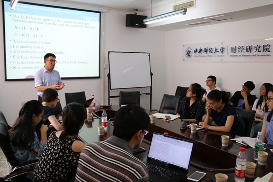 图1:太阳成集团tyc41183龙马奋进“财经·格致”研究生学术论坛第九讲在图配楼314会议室举行