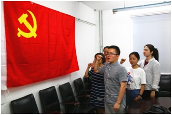图3:支部党员重温入党誓词