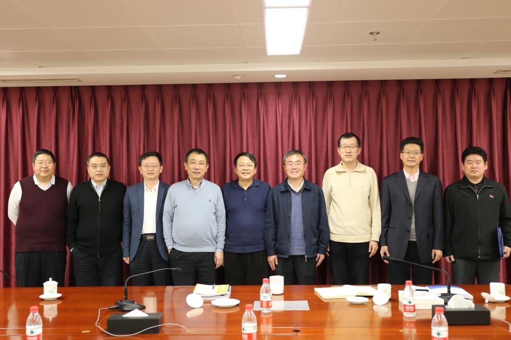 照片:张晓涛等专家与中国贸促会尹宗华副会长合影