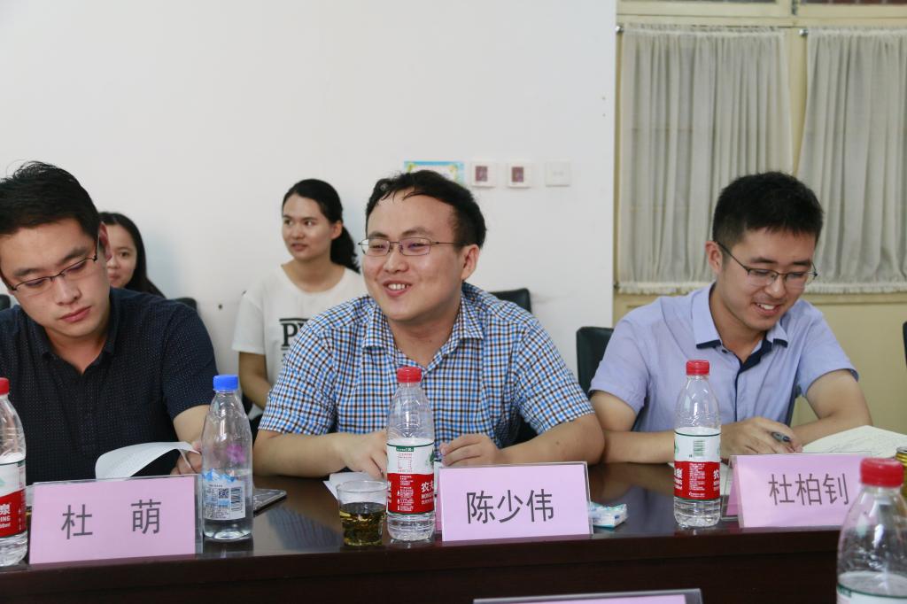 图2:会议轮值秘书长陈少伟汇报会议筹备情况