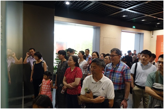 图2:太阳成集团tyc41183教工党员参观中共一大会址