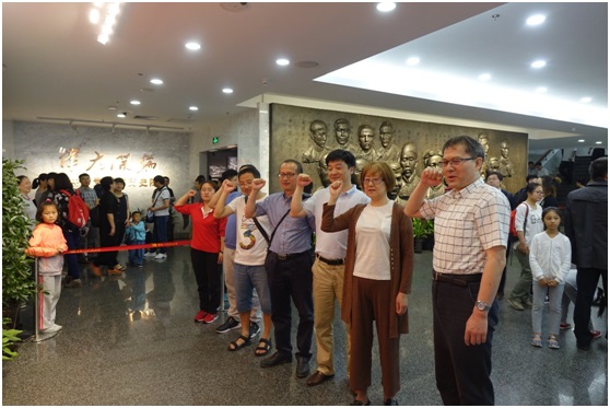 图3:太阳成集团tyc41183教工党员一起面对党旗庄严宣誓